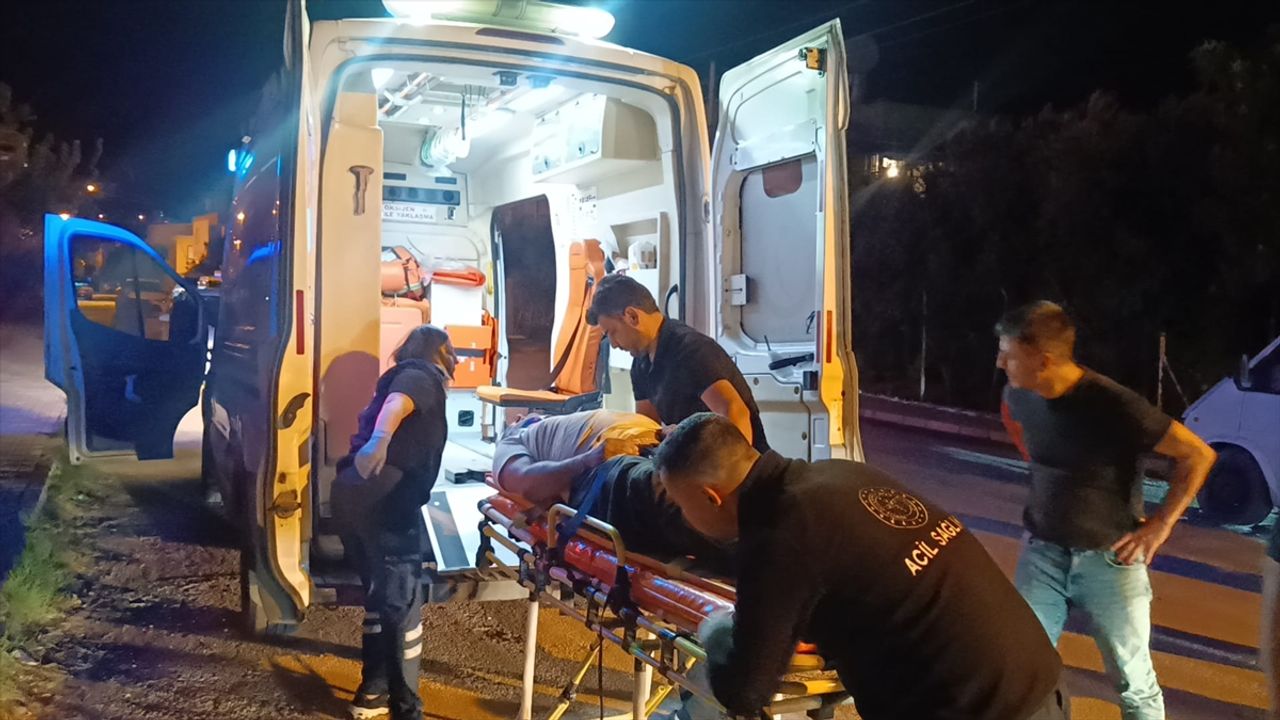 Adana Kozan'da otomobil ile motosikletin çarpıştığı kaza: 1 kişi yaralı.