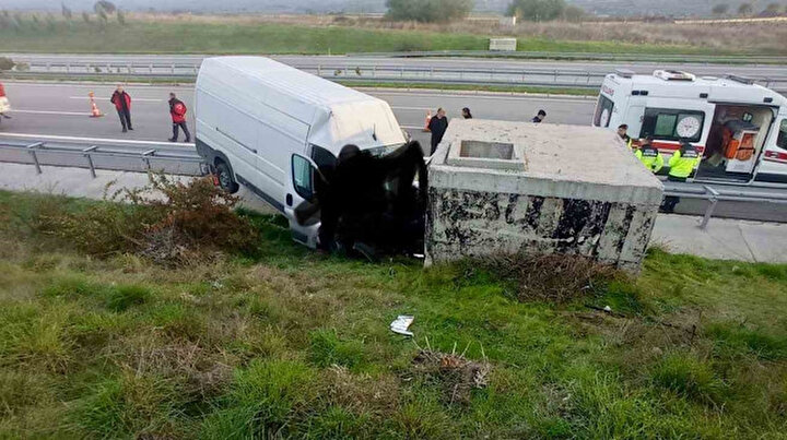 Balıkesir'de trafik kazasında iki kişi hayatını kaybetti, bir kişi yaralandı.