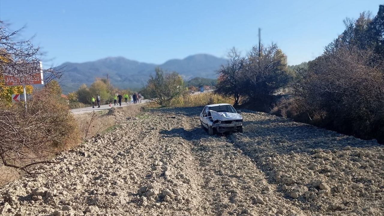 Burdur'da motosikletle araç çarpıştı, 1 kişi hayatını kaybetti, 2 kişi yaralandı.
