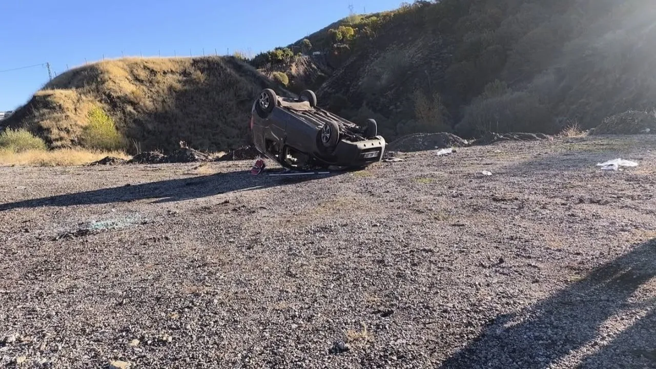 Hafif ticari araç devrildi, 5 kişi yaralandı.