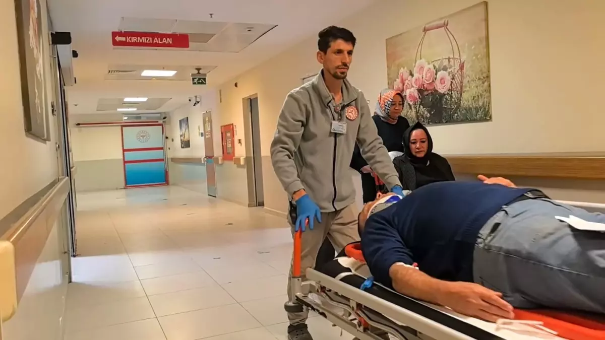 Kamyonet Bursa'da Kanala Uçtu, 5 Kişi Yaralandı
