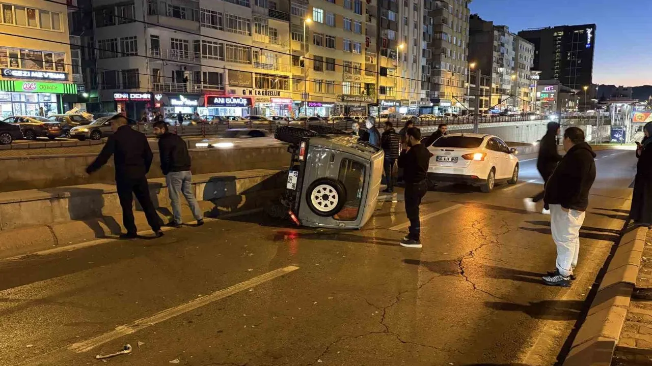 Kayseri'de kaza nedeniyle trafik durma noktasında.