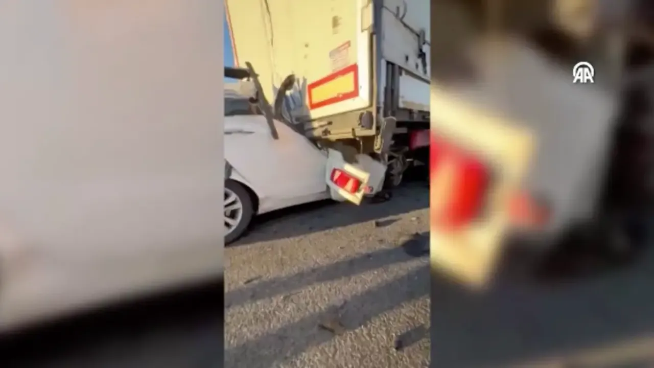 Silivri'de Kuzey Marmara Otoyolu'nda TIR ile çarpışan aracın şoförü yaşamını yitirdi.
