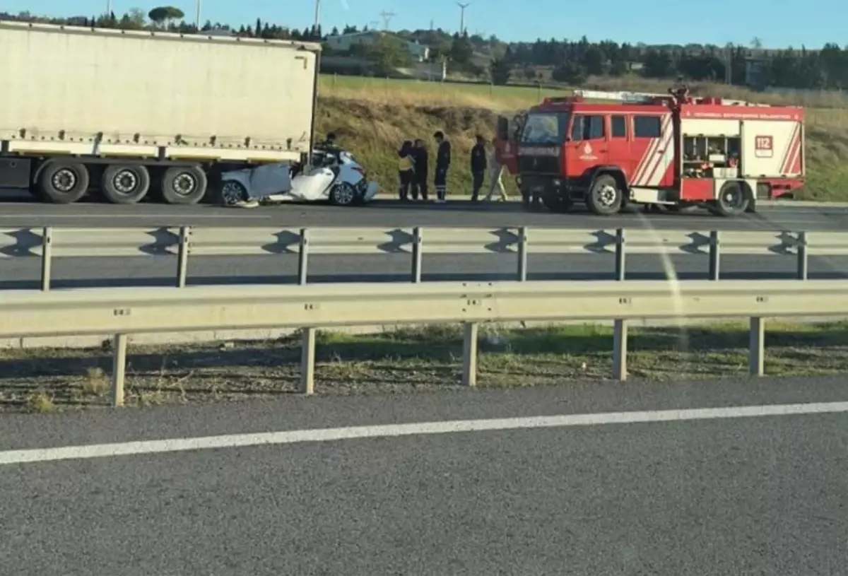 TIR'a çarpan otomobil sürücüsü Silivri'de hayatını kaybetti.