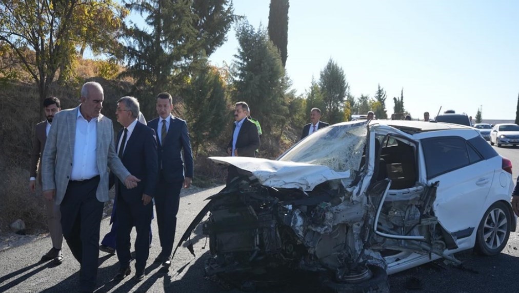 Adıyaman'da kaza: Bir polis ve bir muhtar yaralandı.