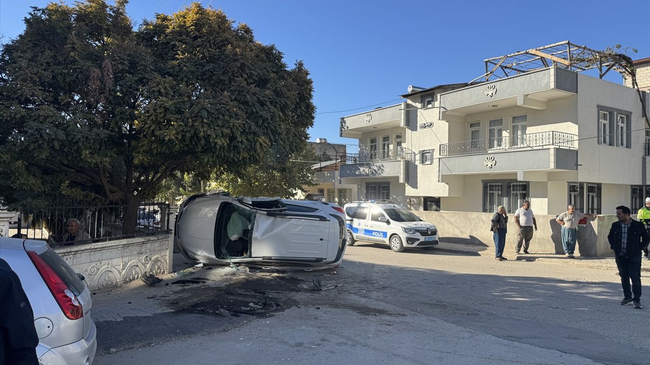 Adıyaman'da servis aracı ve araba çarpıştı: 12 kişi yaralandı.