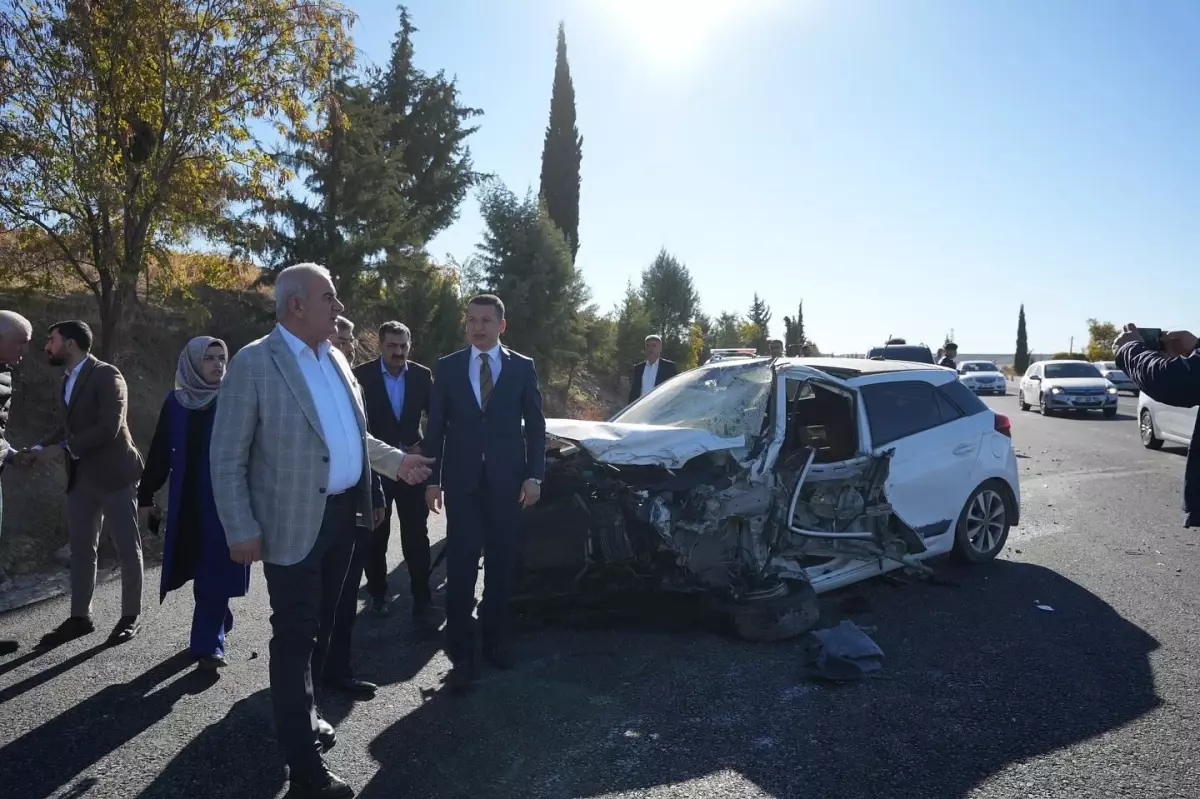 Adıyaman'da trafik kazasında 1 polis ve muhtar yaralandı.