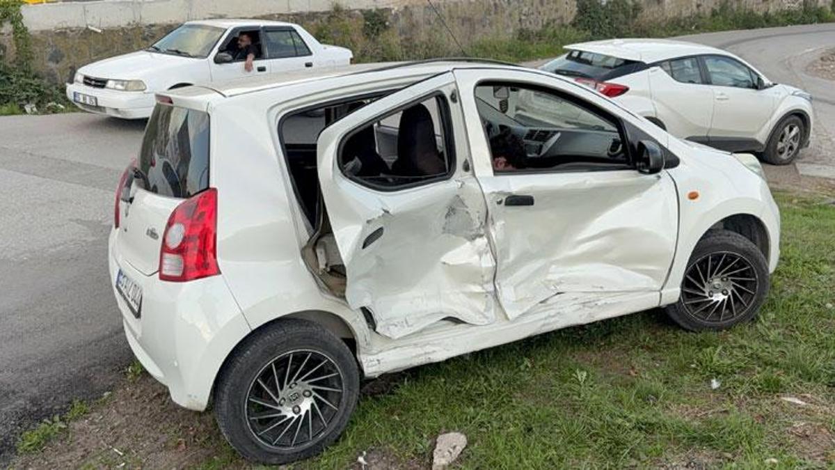 Atakum'da trafik kazası! Kesişimde iki araç çarpıştı; 2 kişi yaralanmış.