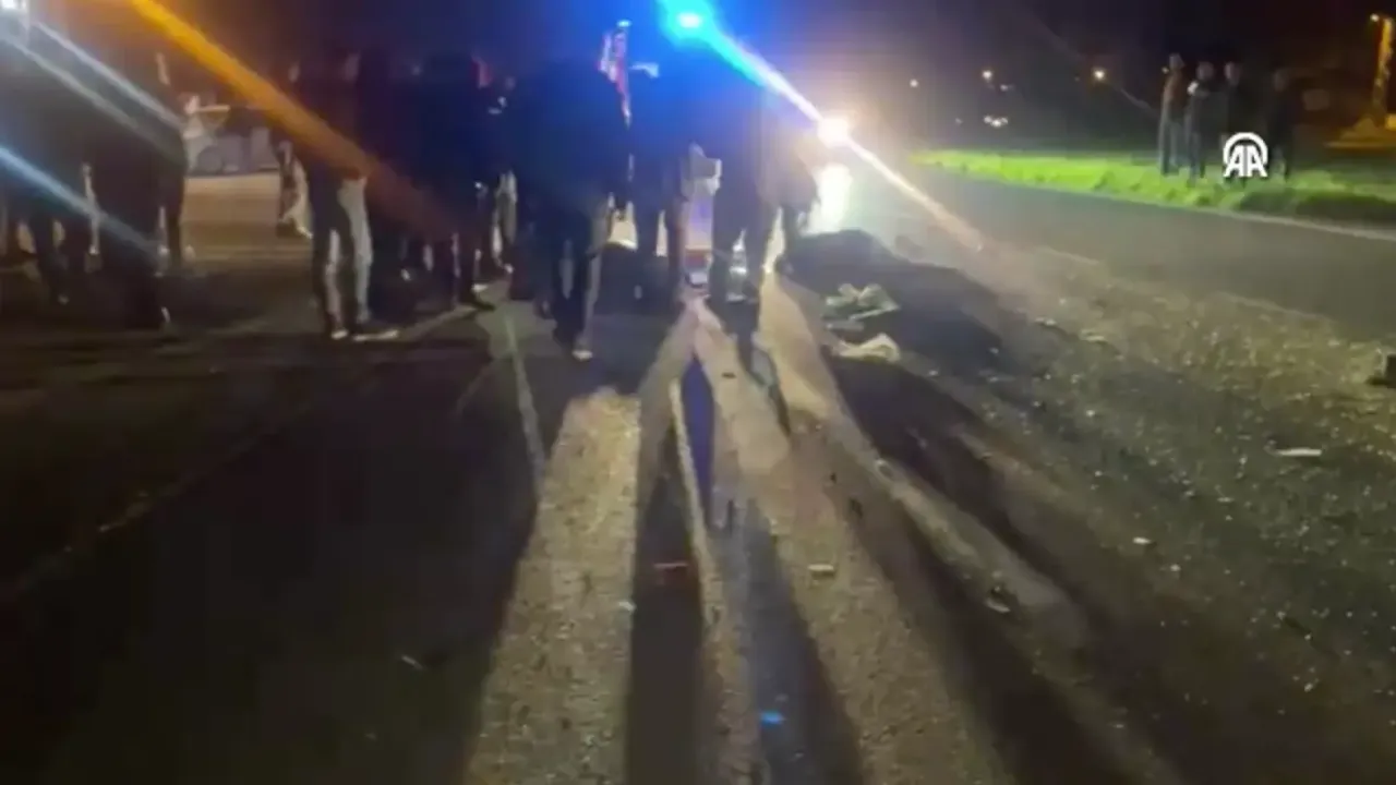 Bafra, Samsun'da kamyonet yayalara çarptı, 2 kişi hayatını kaybetti.
