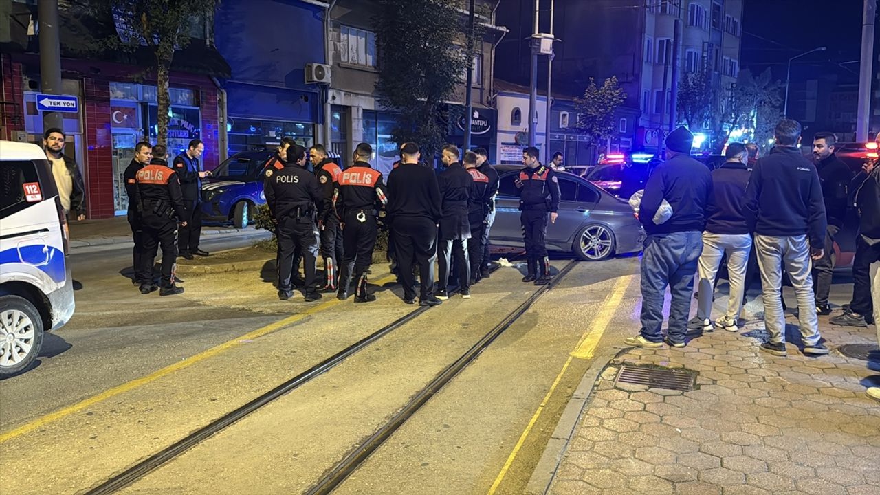 Eskişehir'de polis tarafından yakalanan kaçan şahıs kaza yaptı.