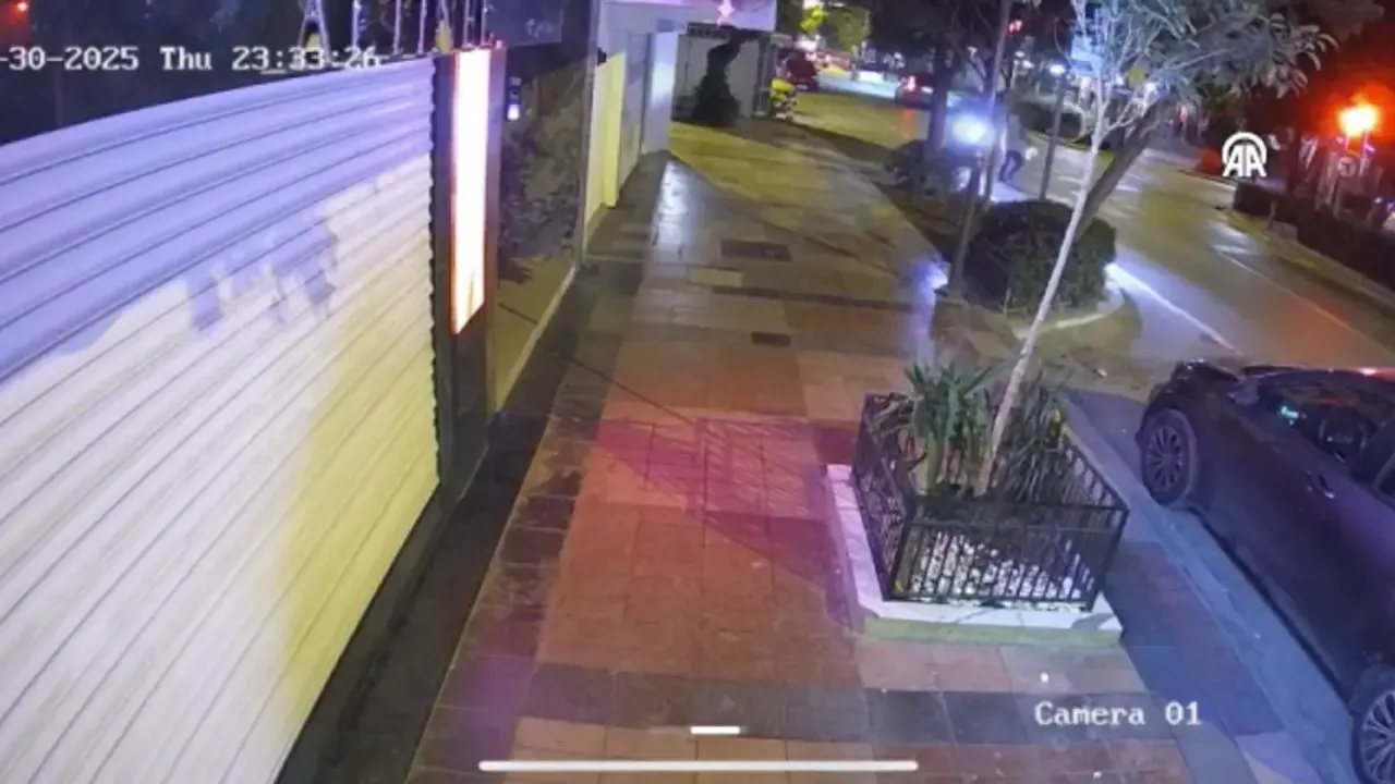İzmir’de motosikletin yayaya çarpması sonucu 1 kişi hayatını kaybetti, 1 kişi ağır yaralandı.