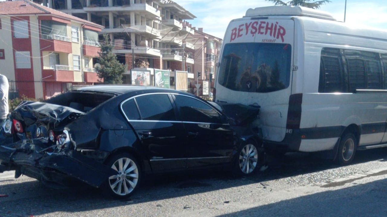 Konya'da meydana gelen zincirleme kaza sonucu 2 kişi yaralandı.