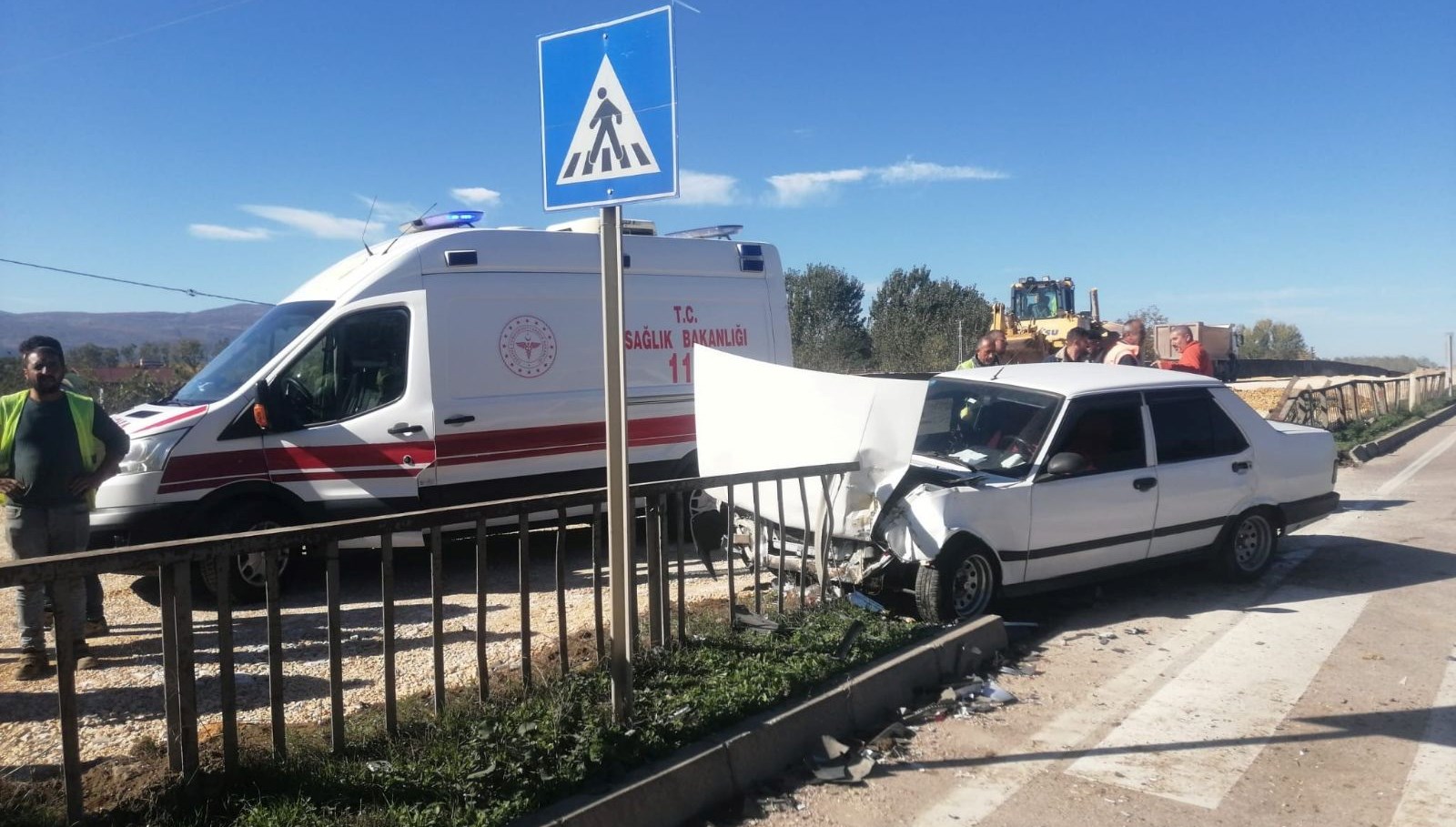 Otomobil, Tokat'ta kaza yaparak barikata çarptı.