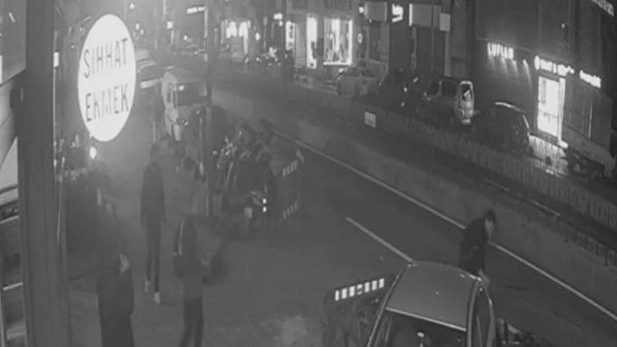 Sultangazi'de motosiklet tek teker üzerinde ilerken bir aracı vurdu; kaza güvenlik kamerasına yansıdı.