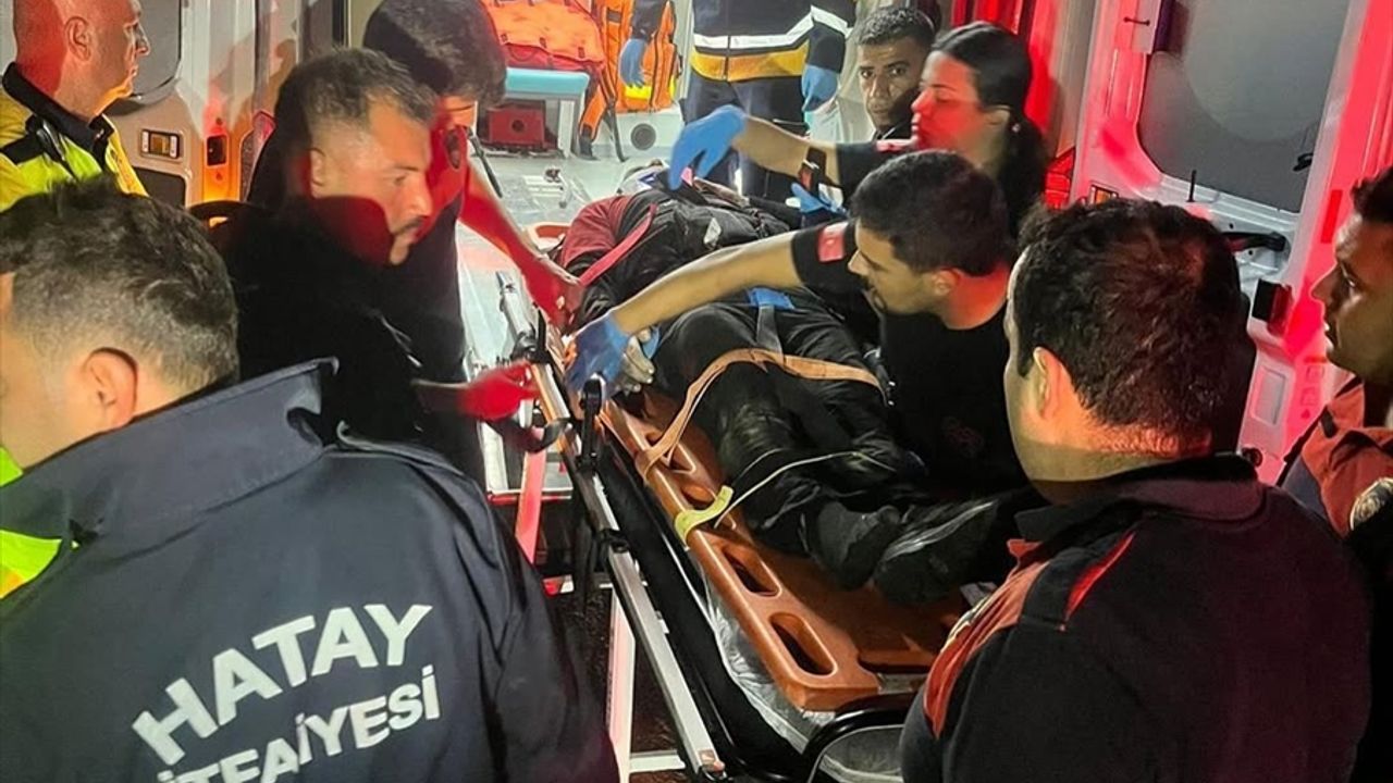 Sürücü yaralandı, Antakya'da motosiklet Asi Nehri'ne uçtu.