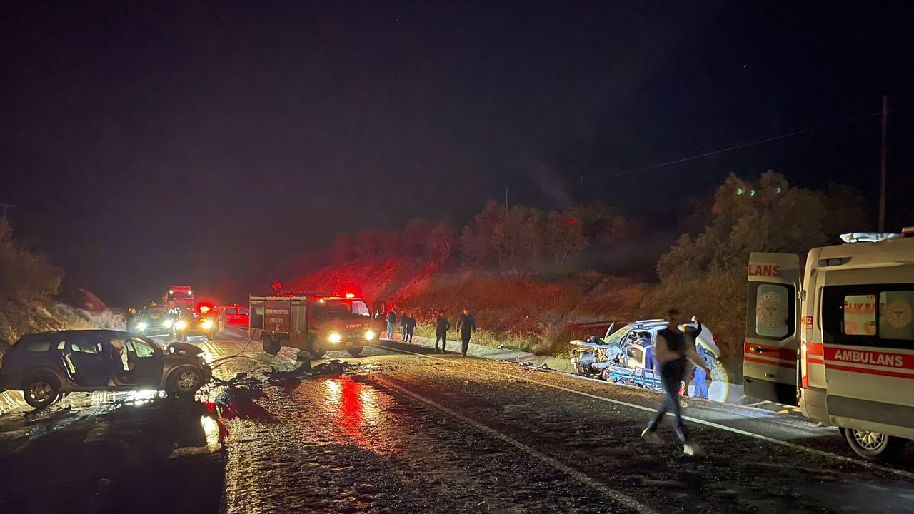 Uşak'ta araç ile cipin çarpışması sonucu meydana gelen trafik kazasında 2 kişi hayatını kaybetti, 3 kişi yaralandı.