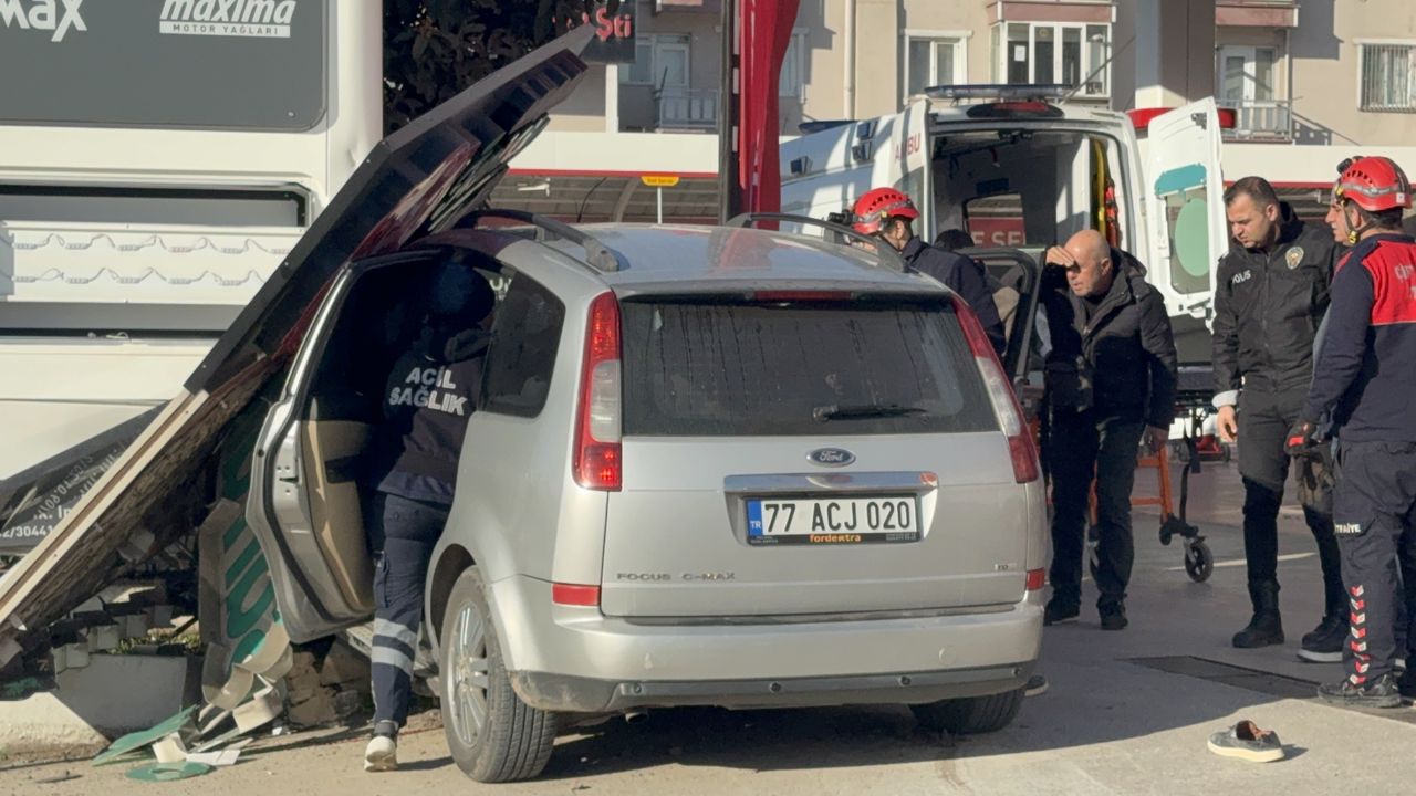 Yalova'daki benzin istasyonunda meydana gelen trafik kazasında 1 kişi ağır yaralandı.