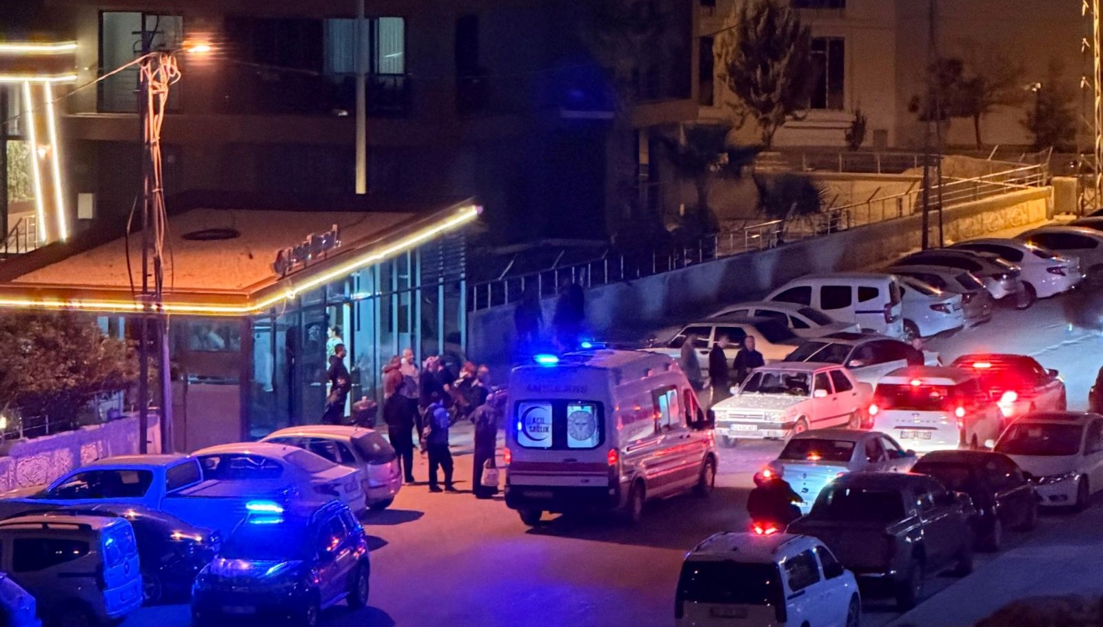 Adıyaman'da kaza: Araç, yolda yürüyen 2 kişiyi vurdu.