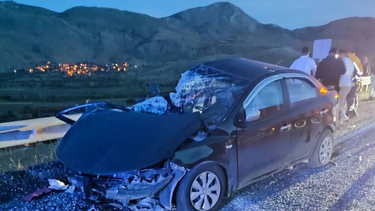 Afyonkarahisar'da araba ile tırın karıştığı kaza sonucu 4 kişi yaralandı, biri durumu ağır.