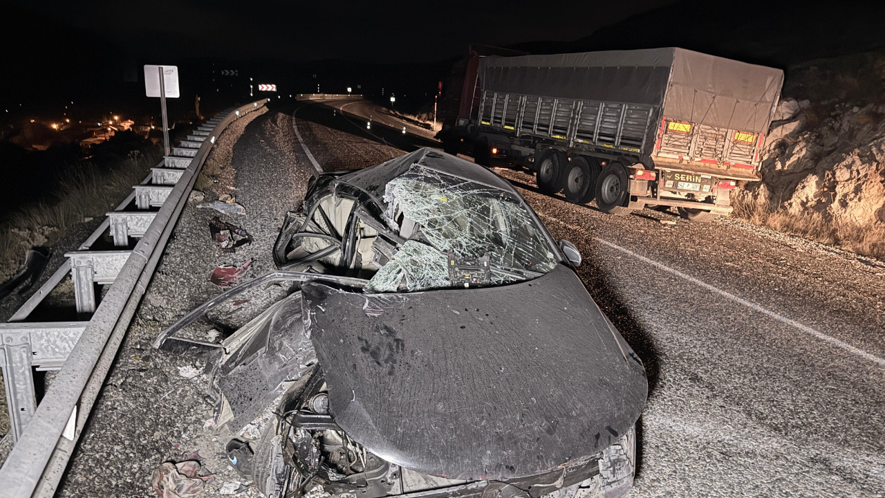 Bariyerleri geçerek TIR'a çarptı: 4 kişi yaralandı
