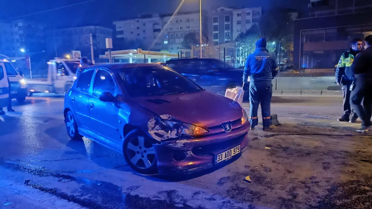 Bursa'da Trafik Kazası: 2 Kişi Yaralandı