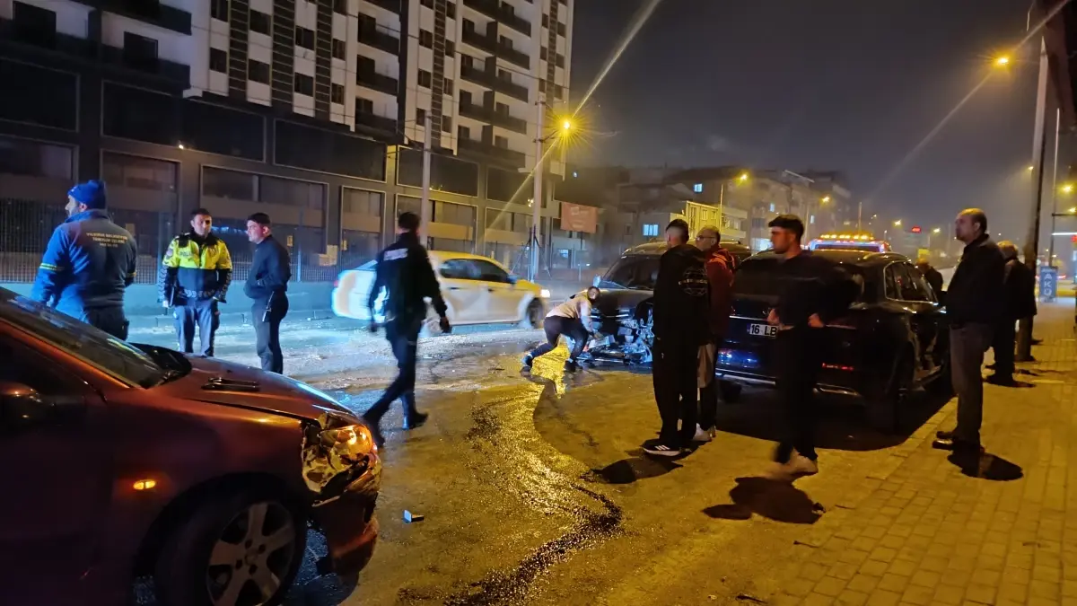 Bursa'da Zincirleme Kaza: 2 Kişi Yaralandı
