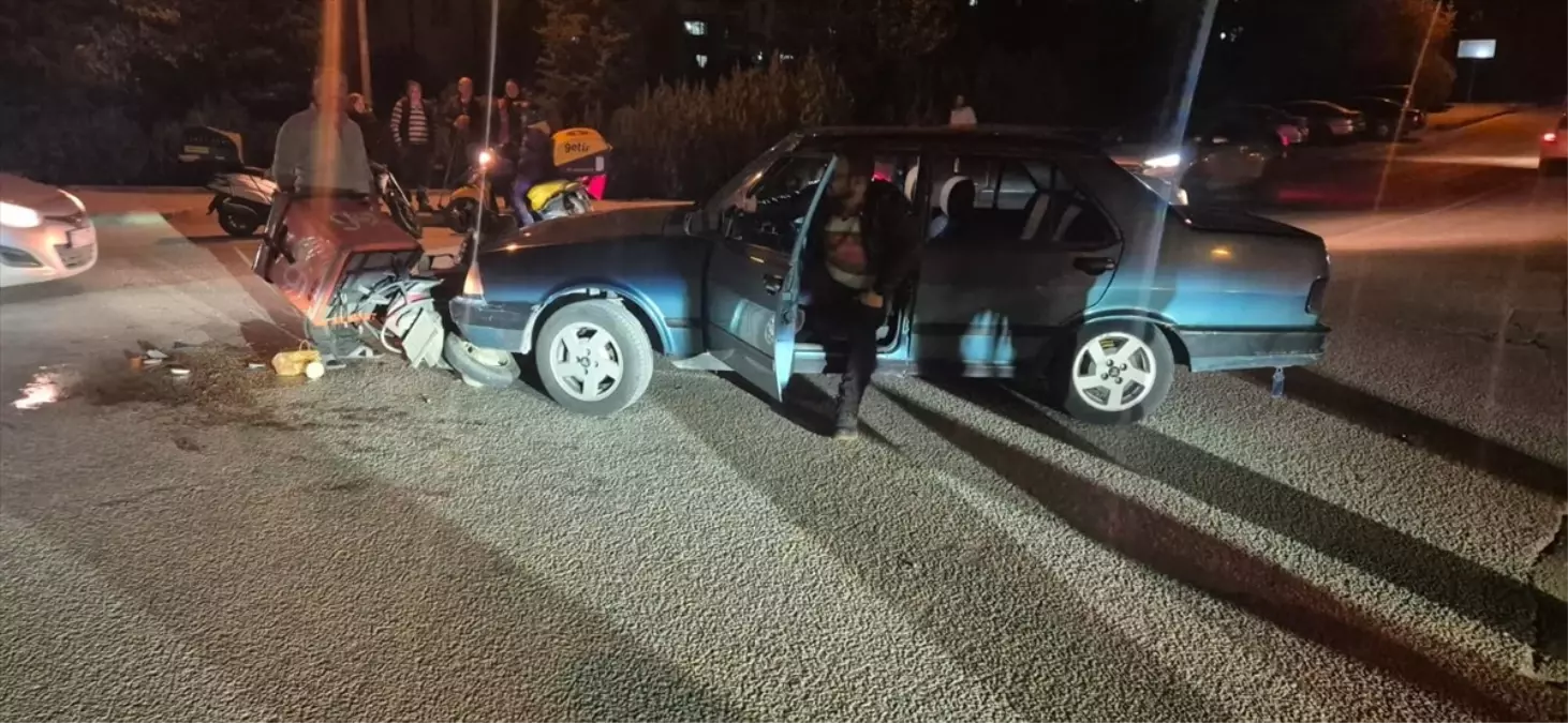 Eskişehir'de Motosikletli Kurye Kaza Yaptı.
