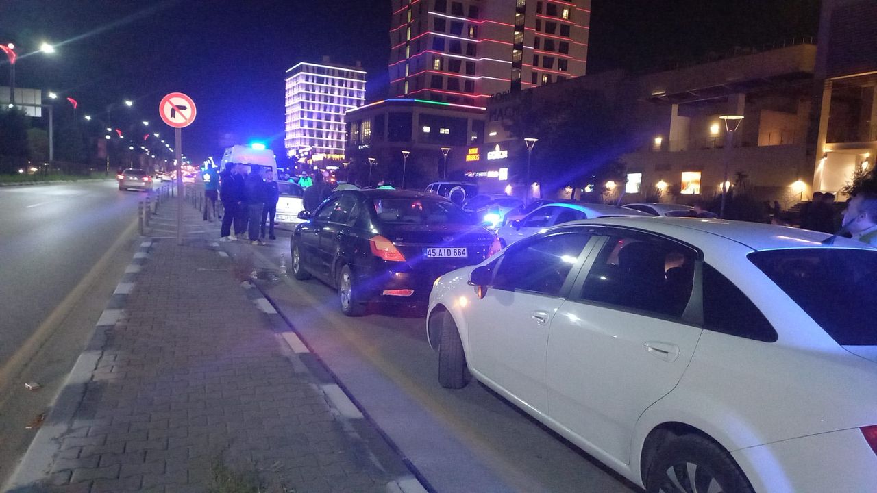 Manisa'da Mimar Sinan Bulvarı'nda zincirleme trafik kazası oldu.