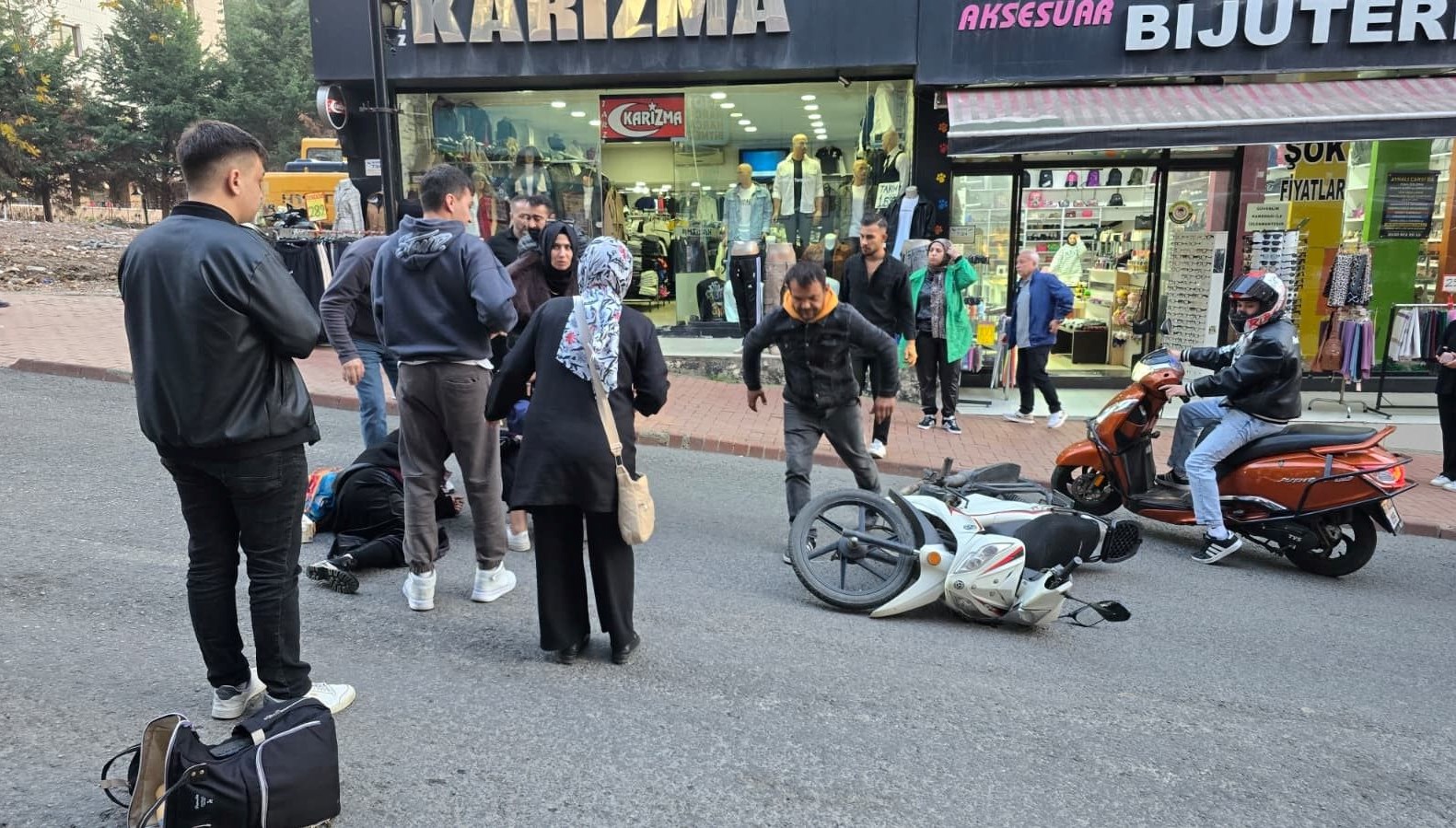 Zonguldak'ta üç kişi motorsiklet kazasında yaralandı.