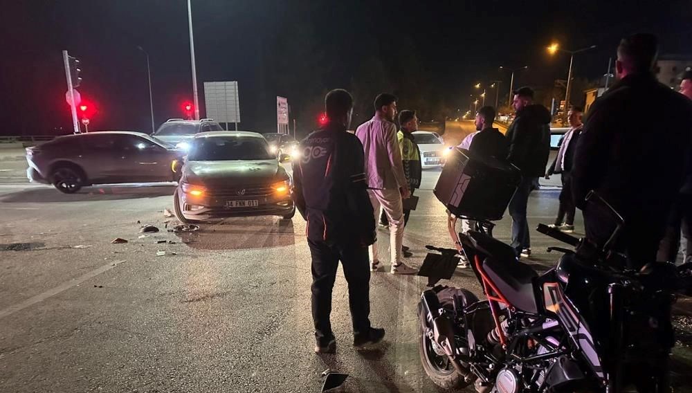 Adıyaman'da araç ile motosiklet kaza yaptı.