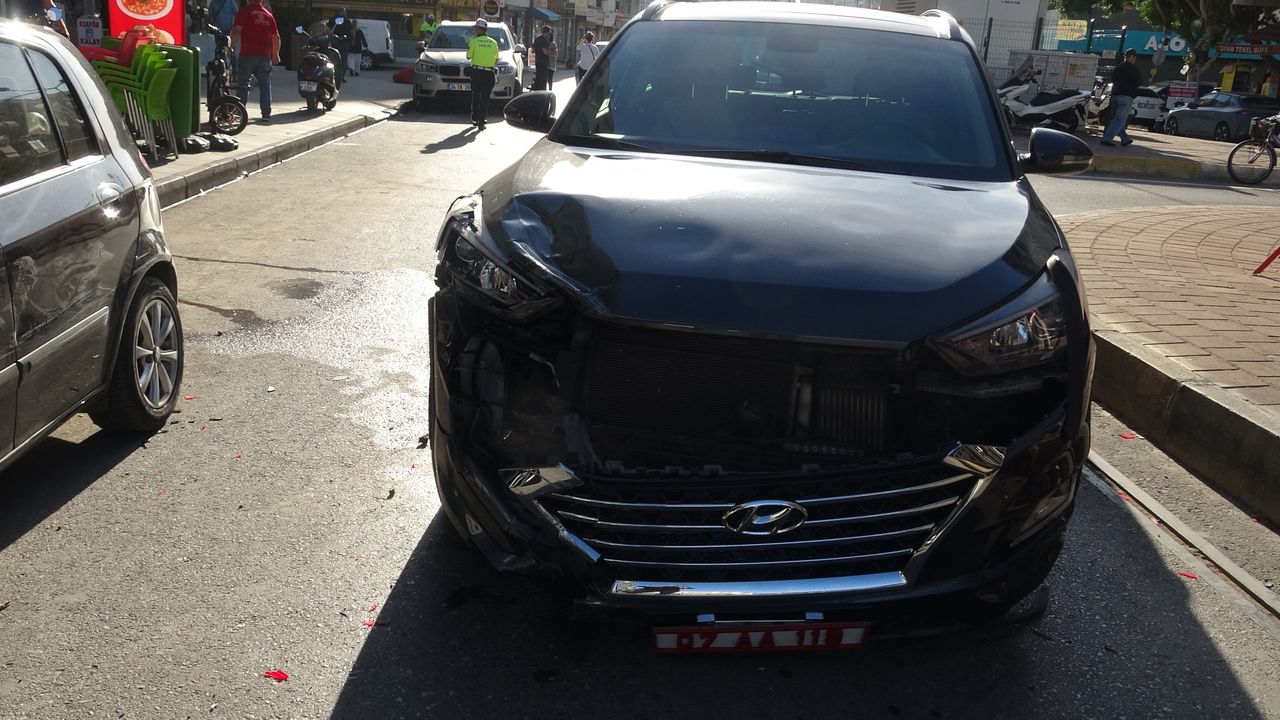 Antalya Muratpaşa Kaymakamı Ihsan Kara'nın aracının da dahil olduğu kaza sonucu 3 araç zarar gördü.