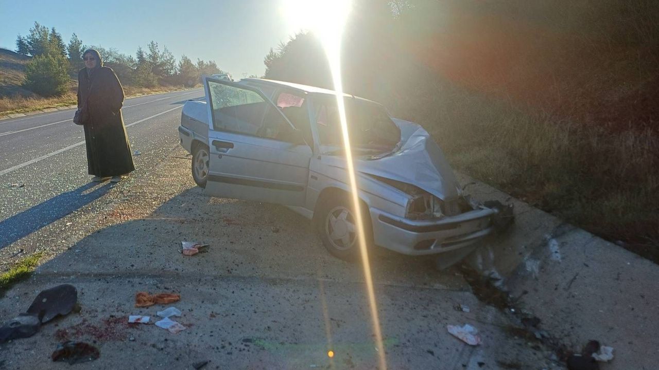 Bilecik'te iki kişinin yaralandığı çift yönlü trafik kazası meydana geldi.