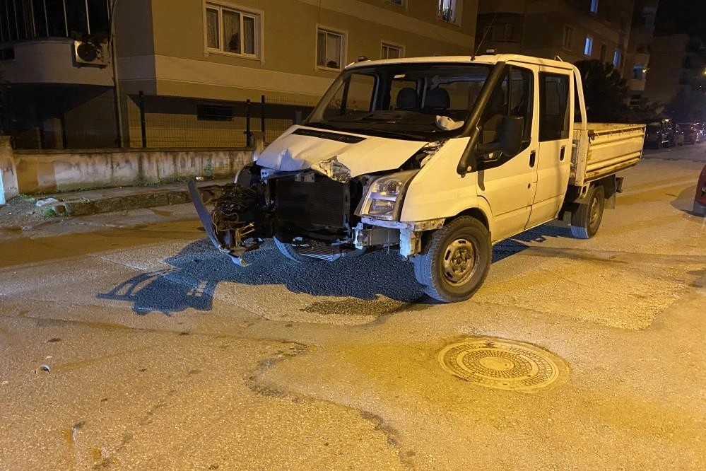 Bursa'da endişe veren kaza: Kamyonet ile otobüs çarpıştı.