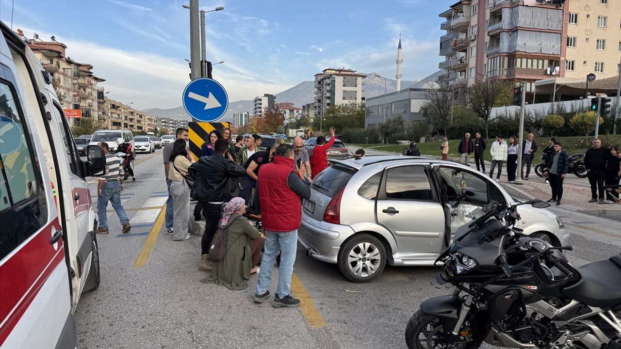 Denizli'de motosiklet ile araç çarpıştı, 4 kişi yaralandı.
