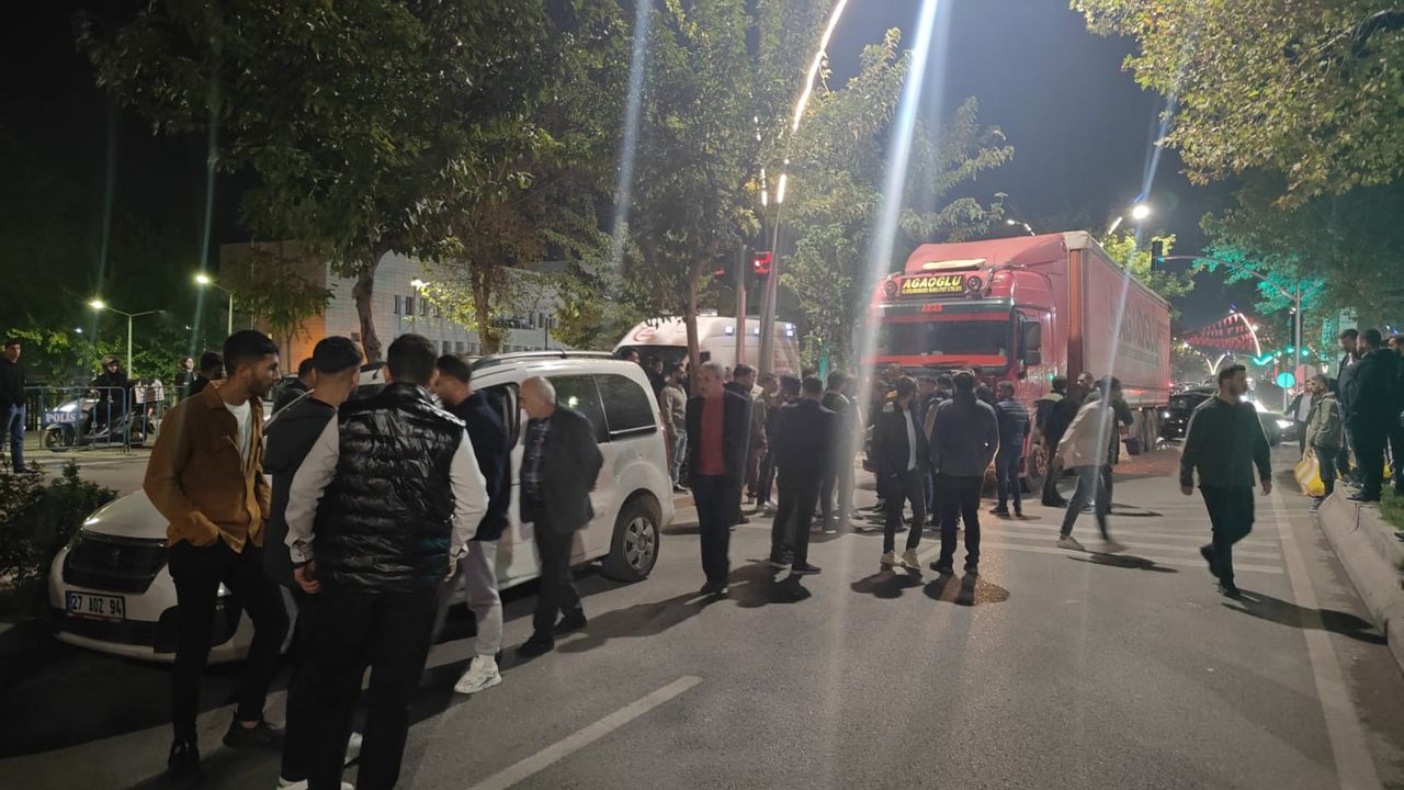 Diyarbakır Caddesi'nde Maddi Hasarlı Trafik Kaza: Tır ve Ticari Araç Çarpıştı