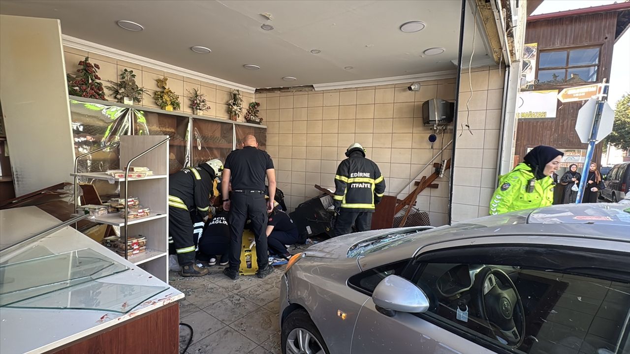 Edirne'deki trafik kazasında araç, ekmek fırınına girdi, 4 kişi yaralandı.