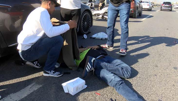Eyüpsultan'da motosiklet kazasında yaralanan sürücüyü montla güneşten korudular.