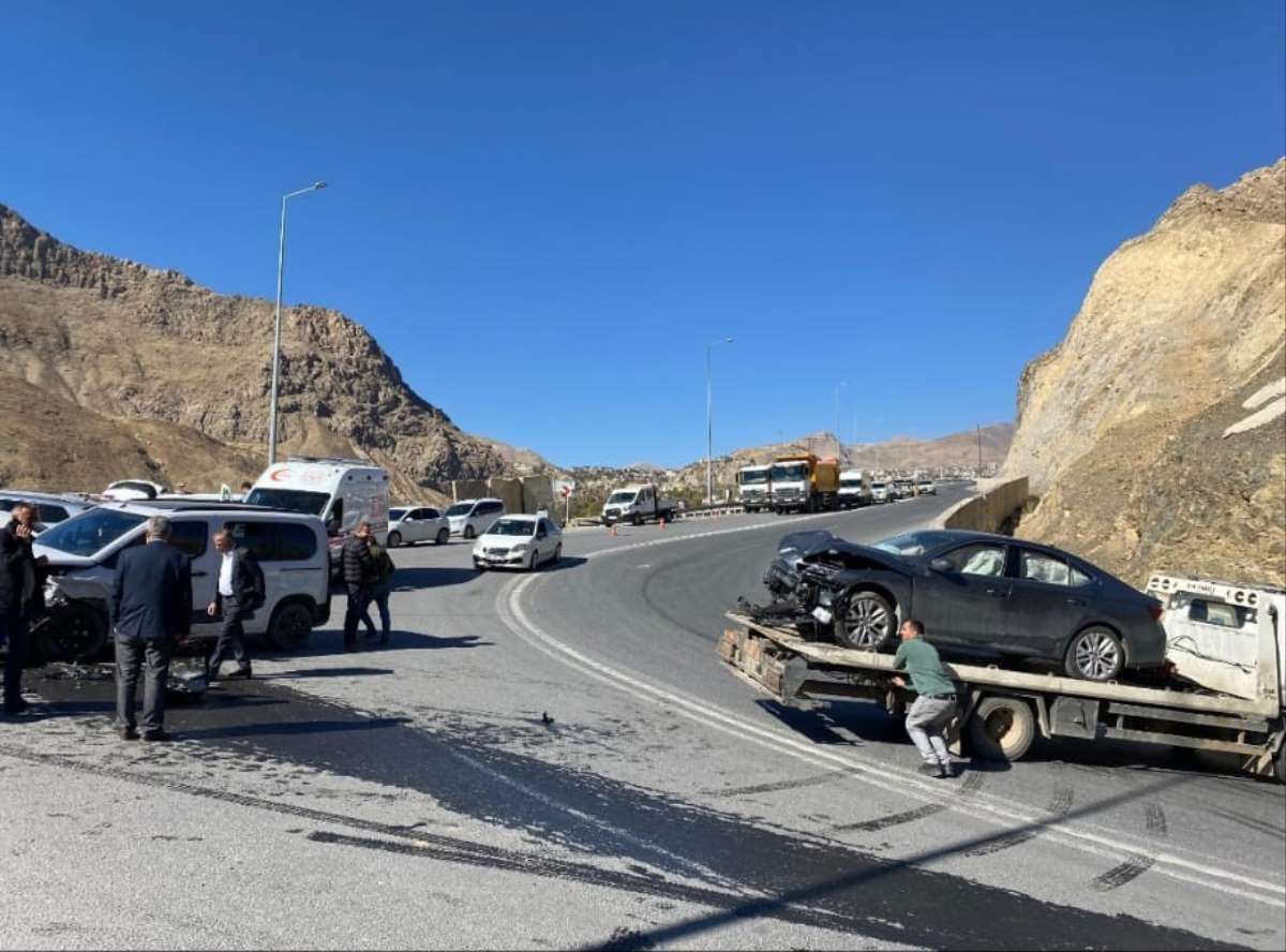 Hakkari-Van karayolunda kaza: 3 kişi yaralandı