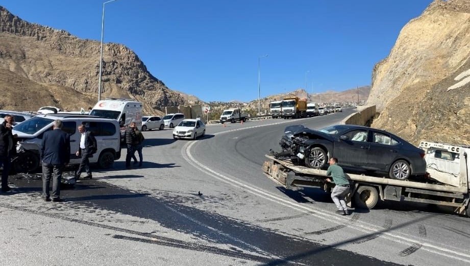 Hakkari'de iki araç kaza yaptı: Üç kişi yaralandı.