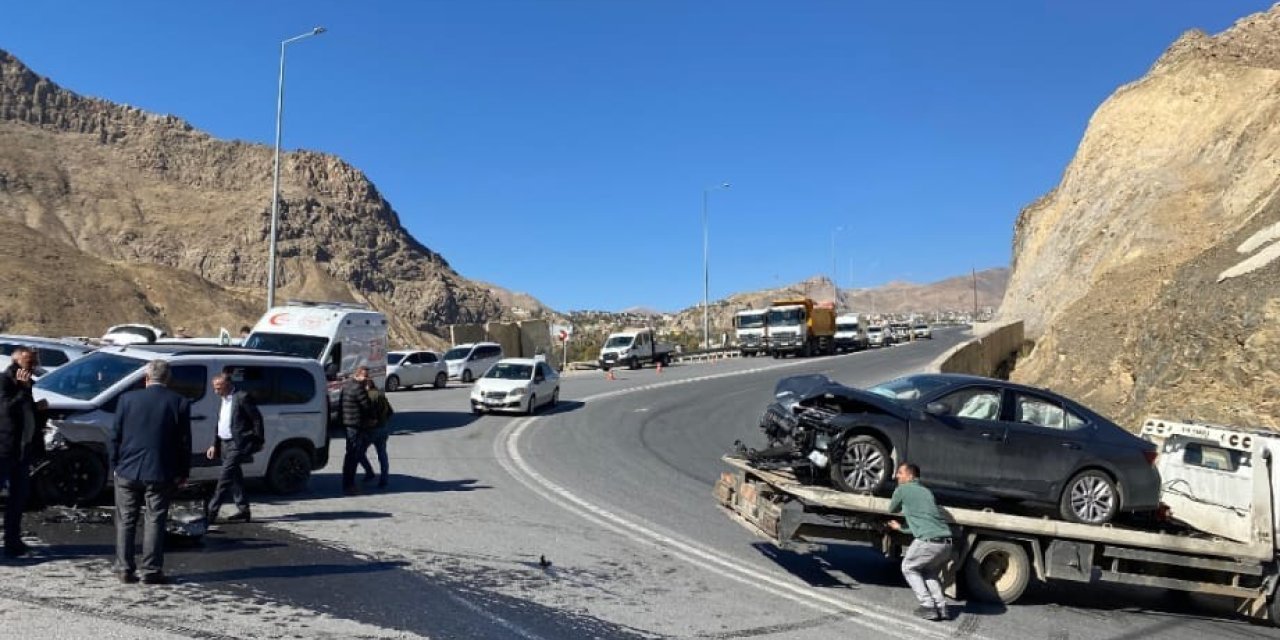 Karayolunda kaza meydana geldi, 3 kişi yaralandı.