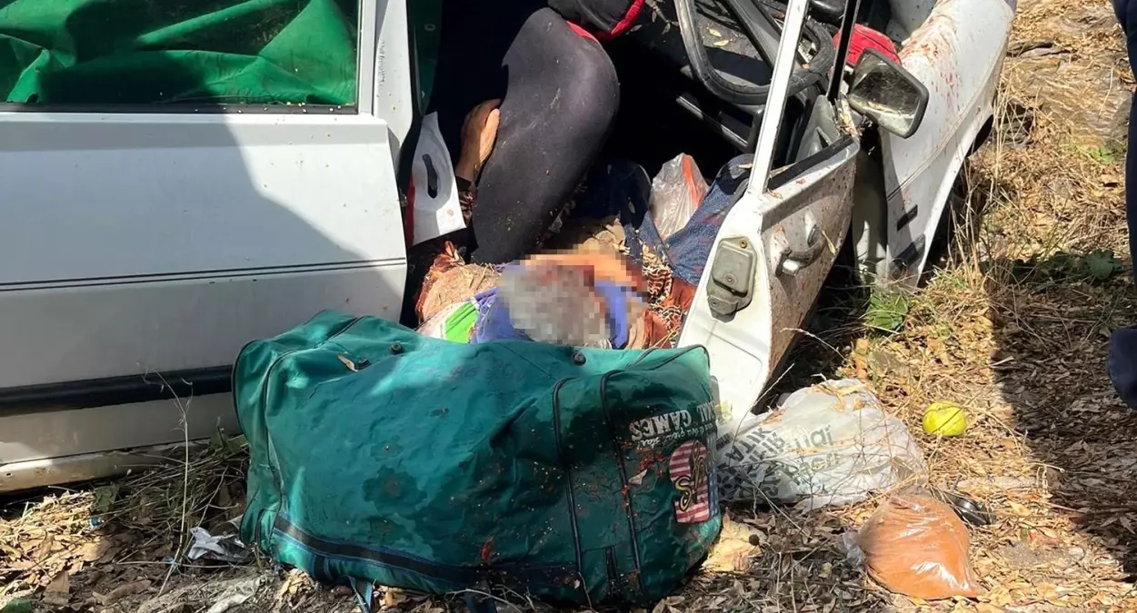 Manisa'da Trafik Kazasında Sürücü Öldü, Eşi Ağır Yaralı.