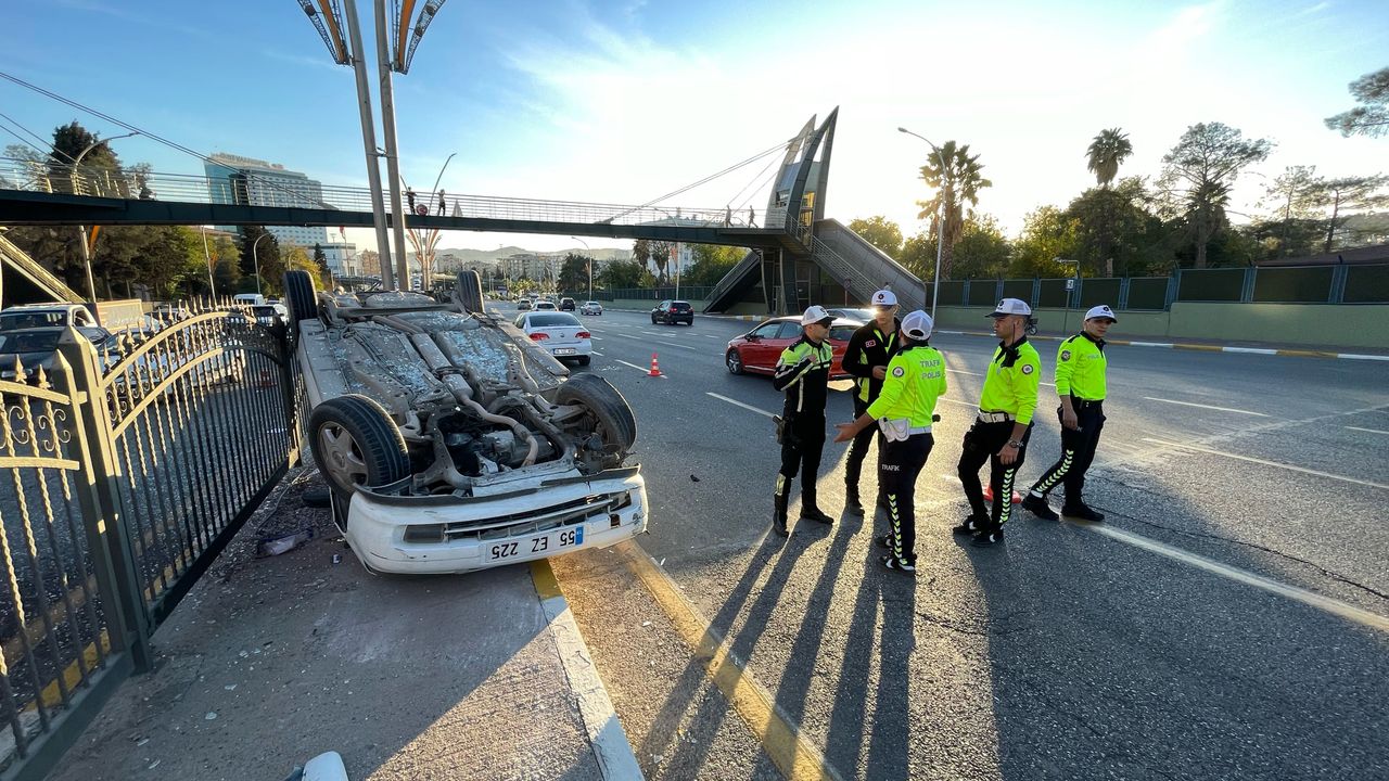 Şanlıurfa'da kaza: Araba devrildi, 5 kişi yaralandı.