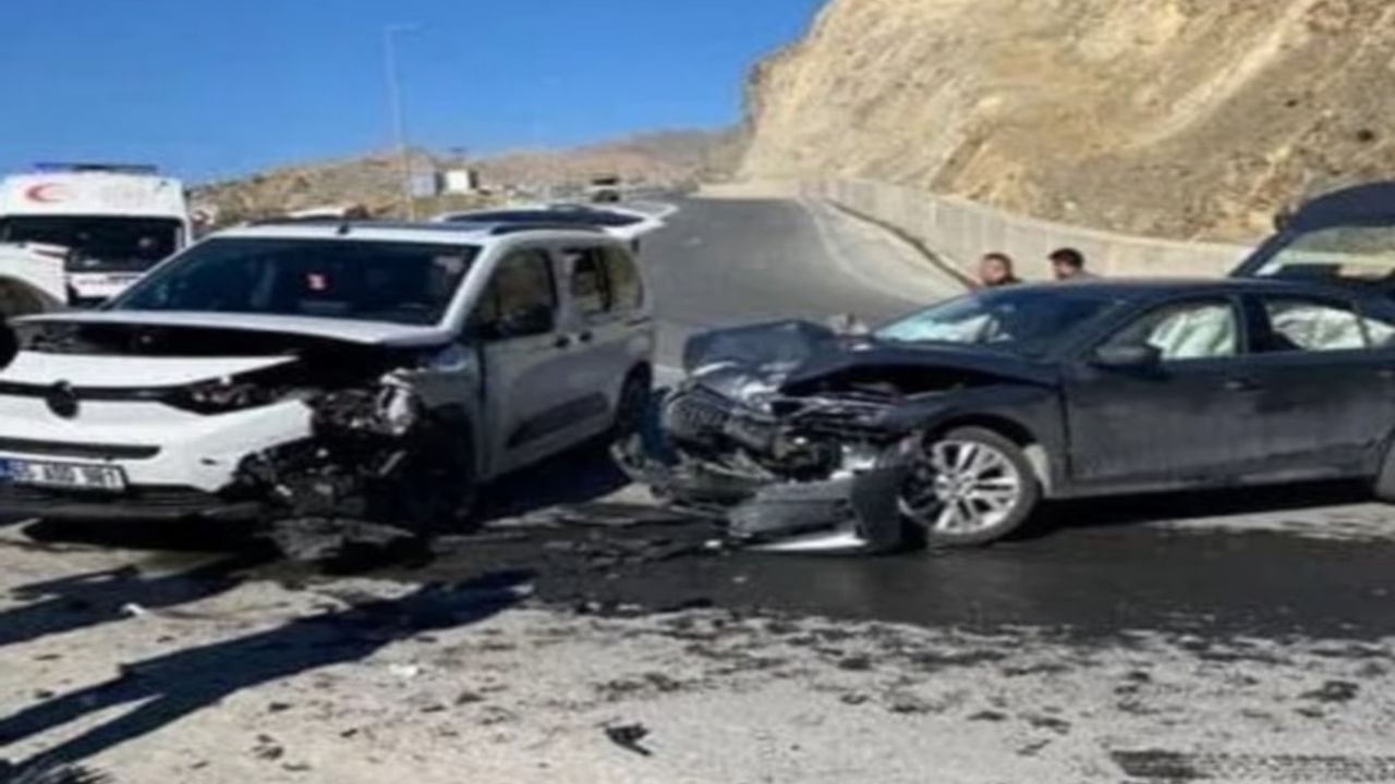 Van Hakkari yolu üzerinde bir trafik kazası gerçekleşti.