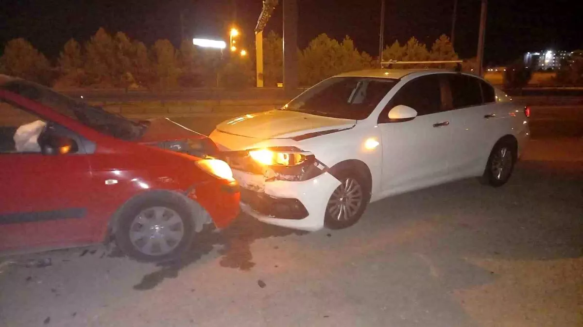 Afyonkarahisar'da trafik kazası: Polis aracına çarpan otomobilde 2 kişi yaralandı.
