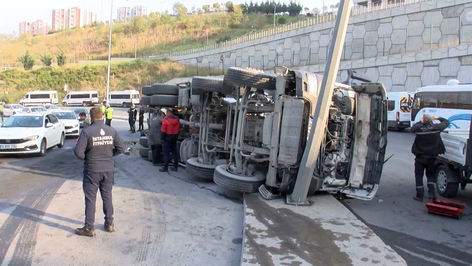 Beton mikseri virajda devrildi.