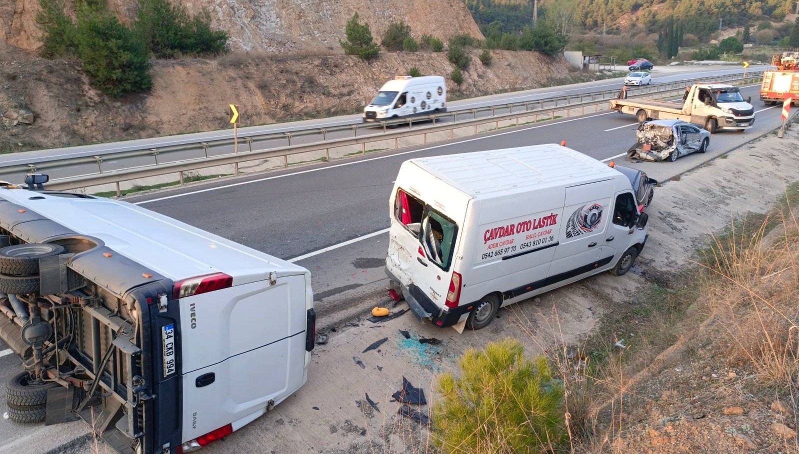 Bilecik'te peş peşe meydana gelen trafik kazasında 3 kişi yaralandı.