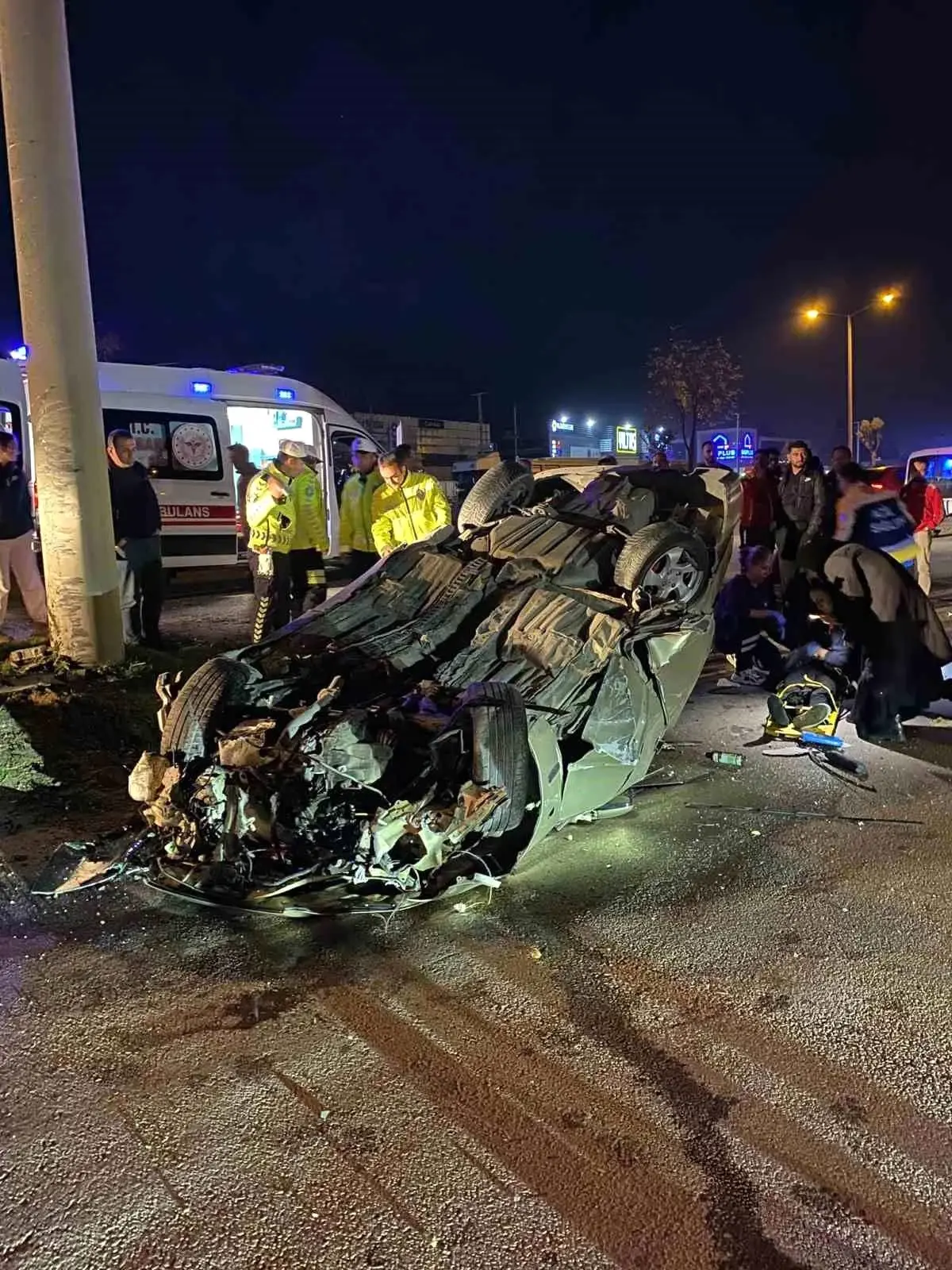 Bolu'da Araç Elektrik Direğine Çarptı ve Devrildi
