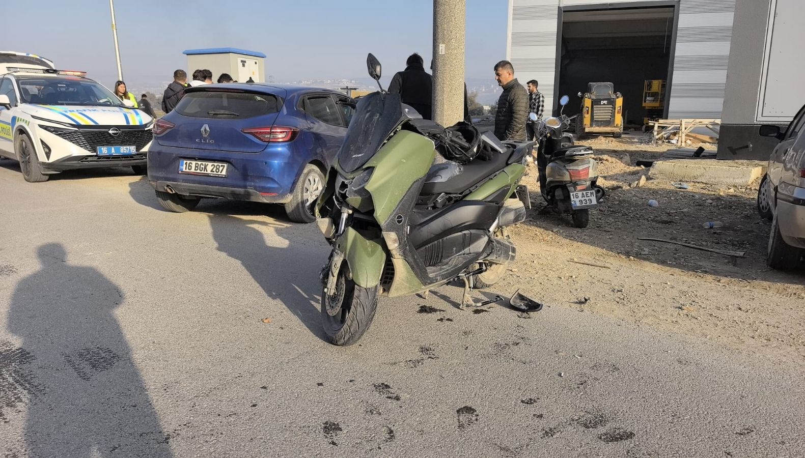 Bursa'da meydana gelen korkunç kaza: Motosiklet sürücüsü, araçla çarpışarak ciddi şekilde yaralandı.