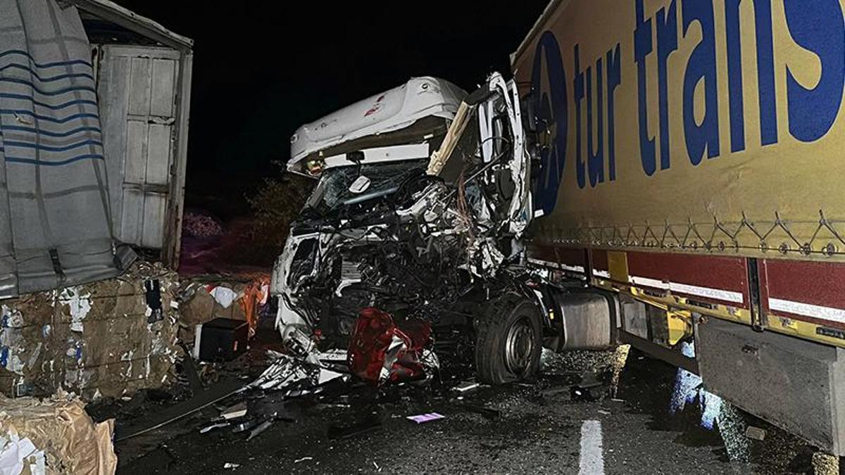 Edirne'de meydana gelen zincirleme kazada 1 kişi hayatını kaybetti, 2 kişi ise yaralandı.