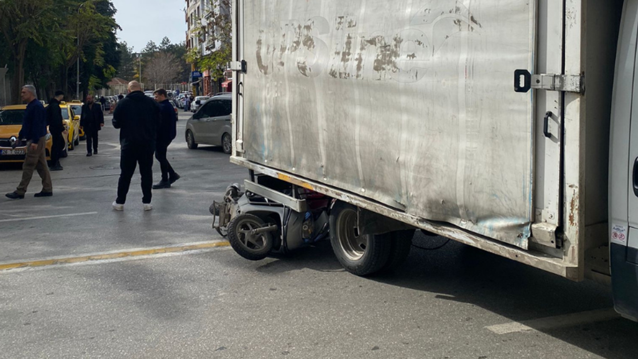 Eskişehir Atatürk Caddesi'nde yeni bir kaza: Duba ve yasak dönüş protestosu